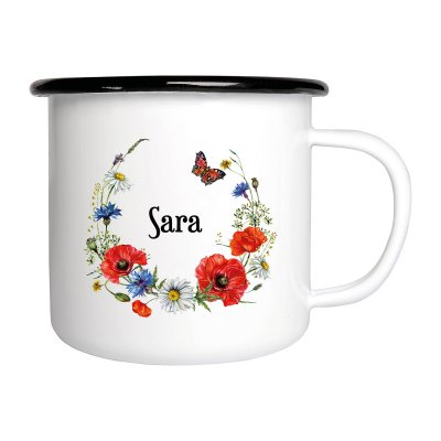 Emaljmugg med en nässelfjäril bland blommor